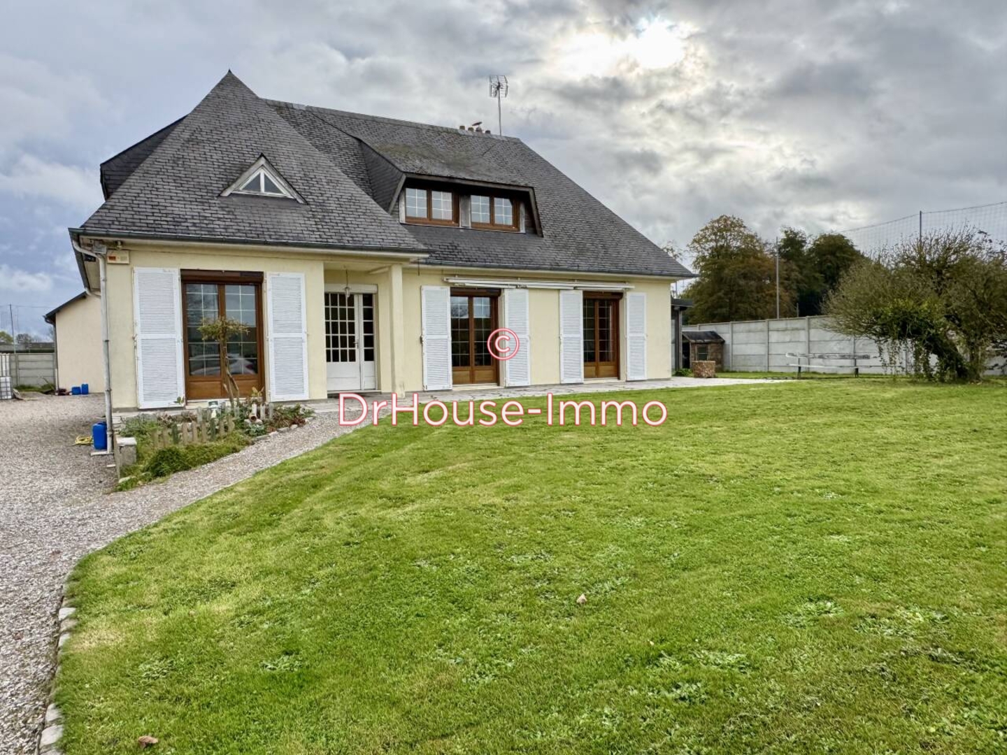 Maison 7 pièces de 143 m² - Saint-Nicolas-d'Aliermont (76510)