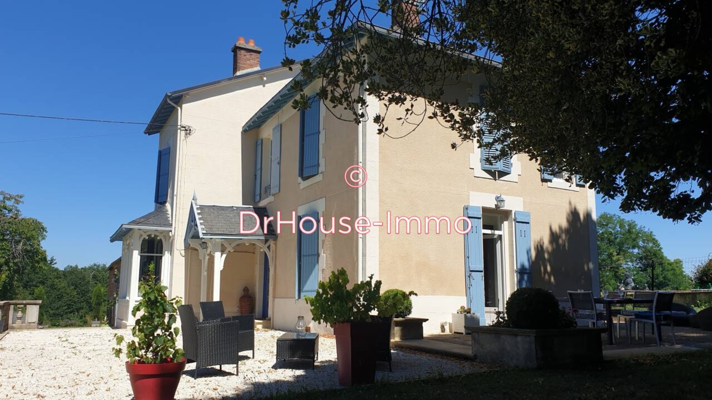 Maison 6 pièces de 240 m² - Saint-Yrieix-la-Perche (87500)