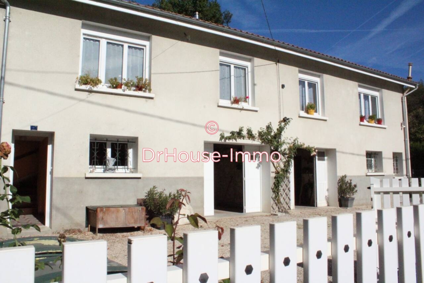 Maison 8 pièces de 135 m² - Chabanais (16150)