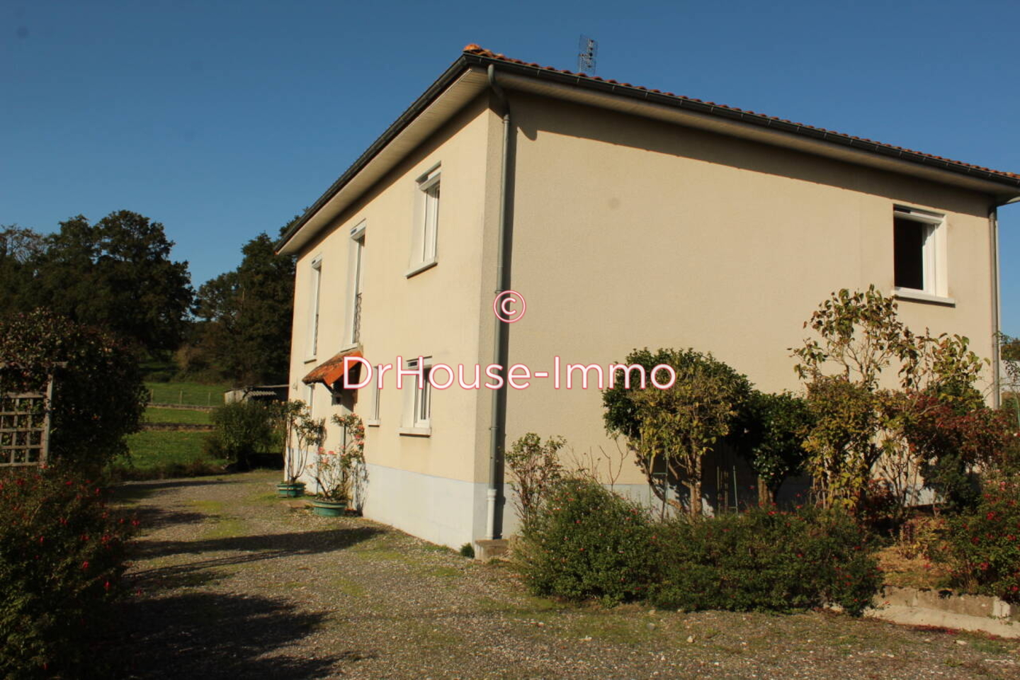 Maison 6 pièces de 130 m² - Chabanais (16150)