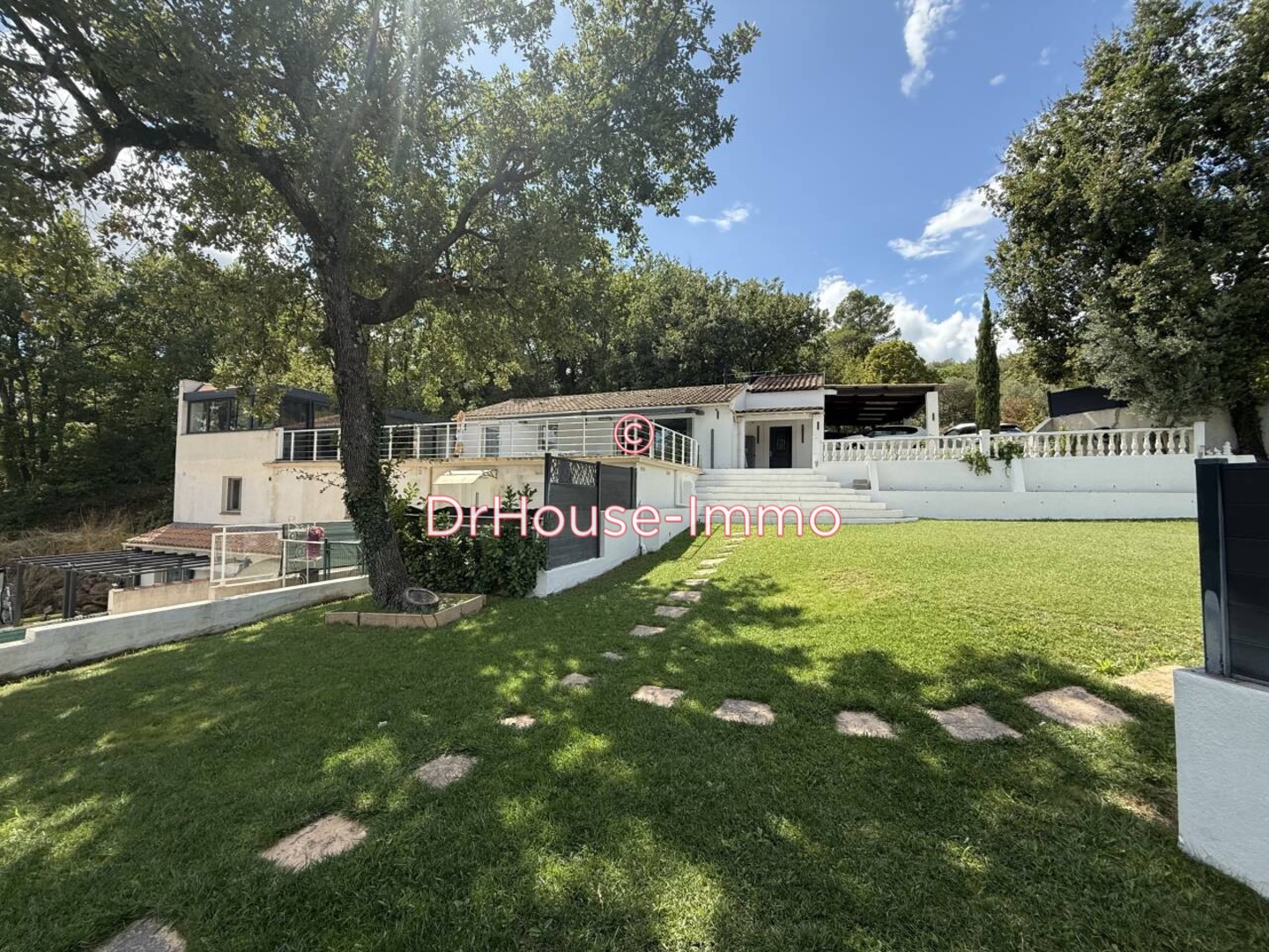 Maison 10 pièces de 279 m² - Saint-Maximin-la-Sainte-Baume (83470)