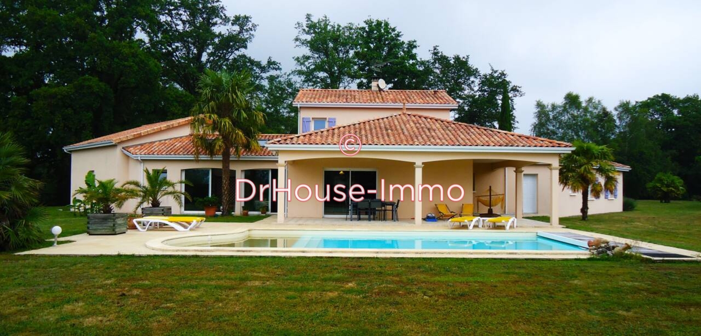 Maison 6 pièces de 210 m² - Brigueuil (16420)