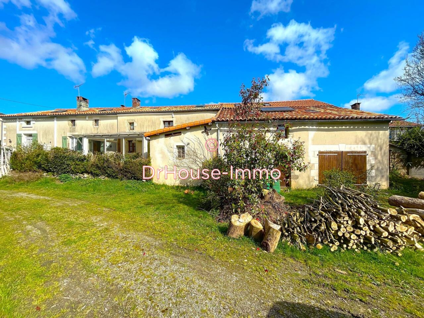 Maison 9 pièces de 259 m² - La Chapelle-Thireuil (79160)