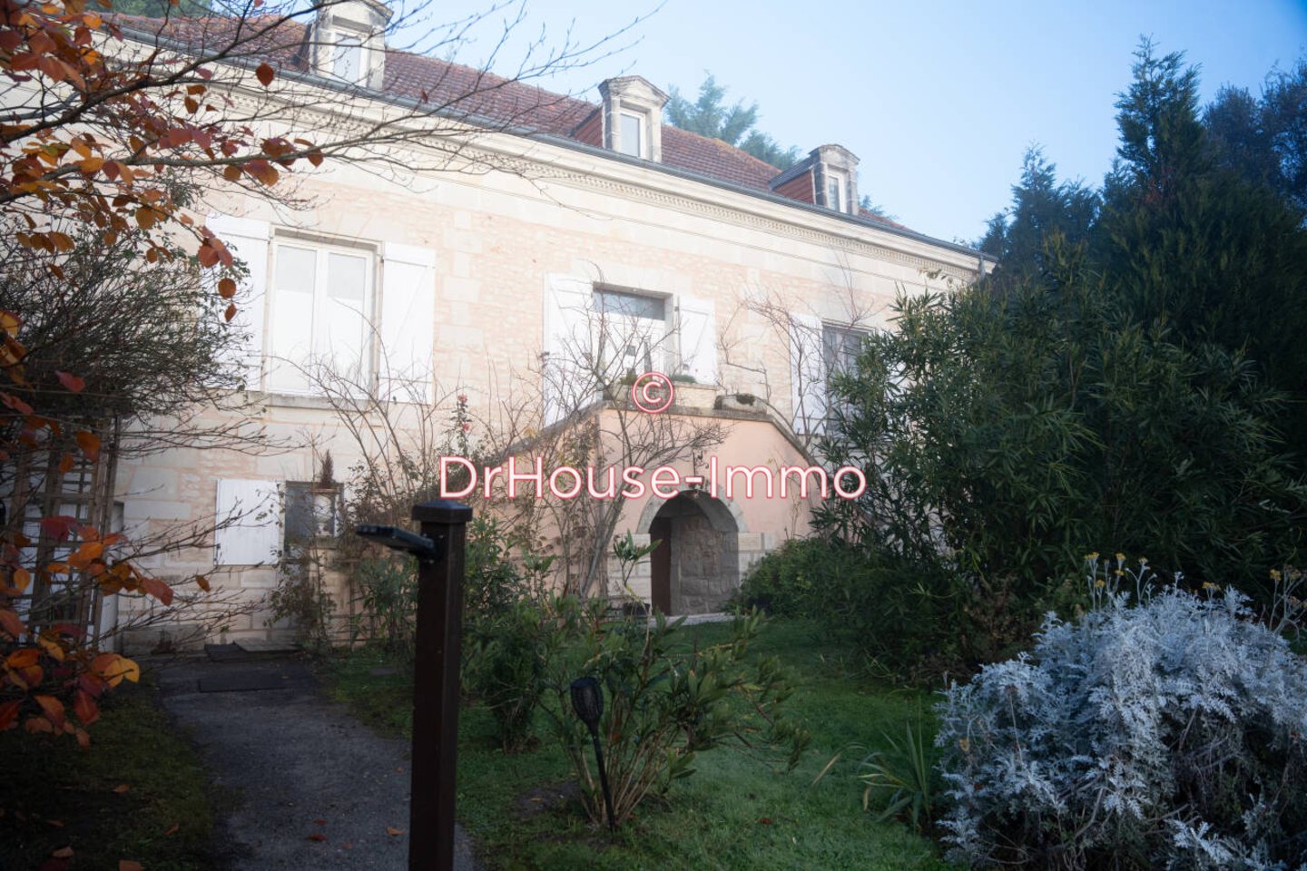 Maison 10 pièces de 260 m² - Senillé (86100)