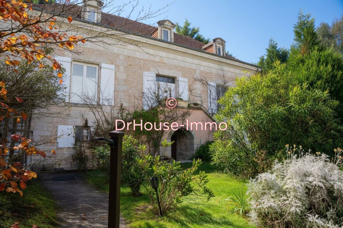 Maison 10 pièces de 260 m² - Châtellerault (86100)