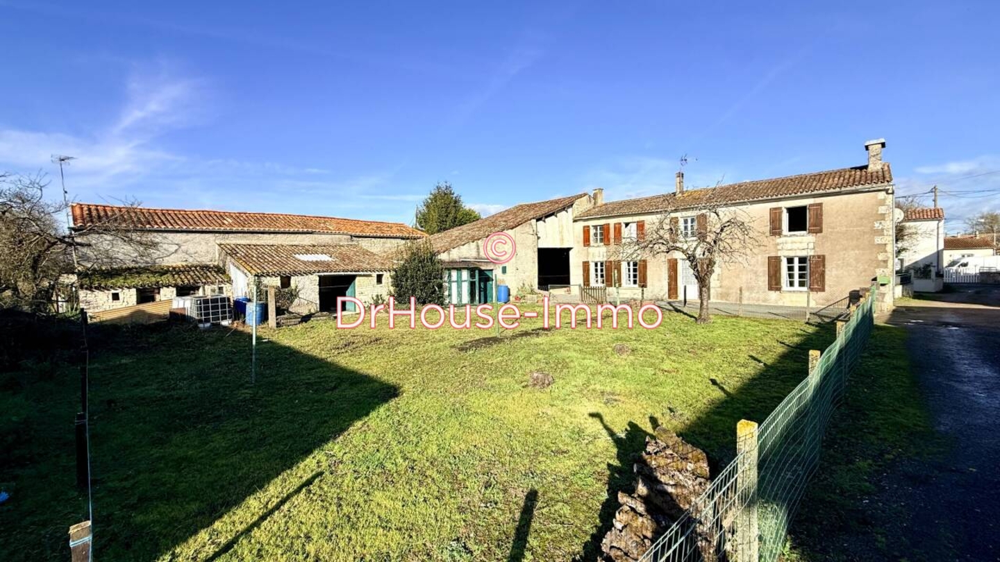 Maison 4 pièces de 126 m² - Saint-Hilaire-la-Palud (79210)