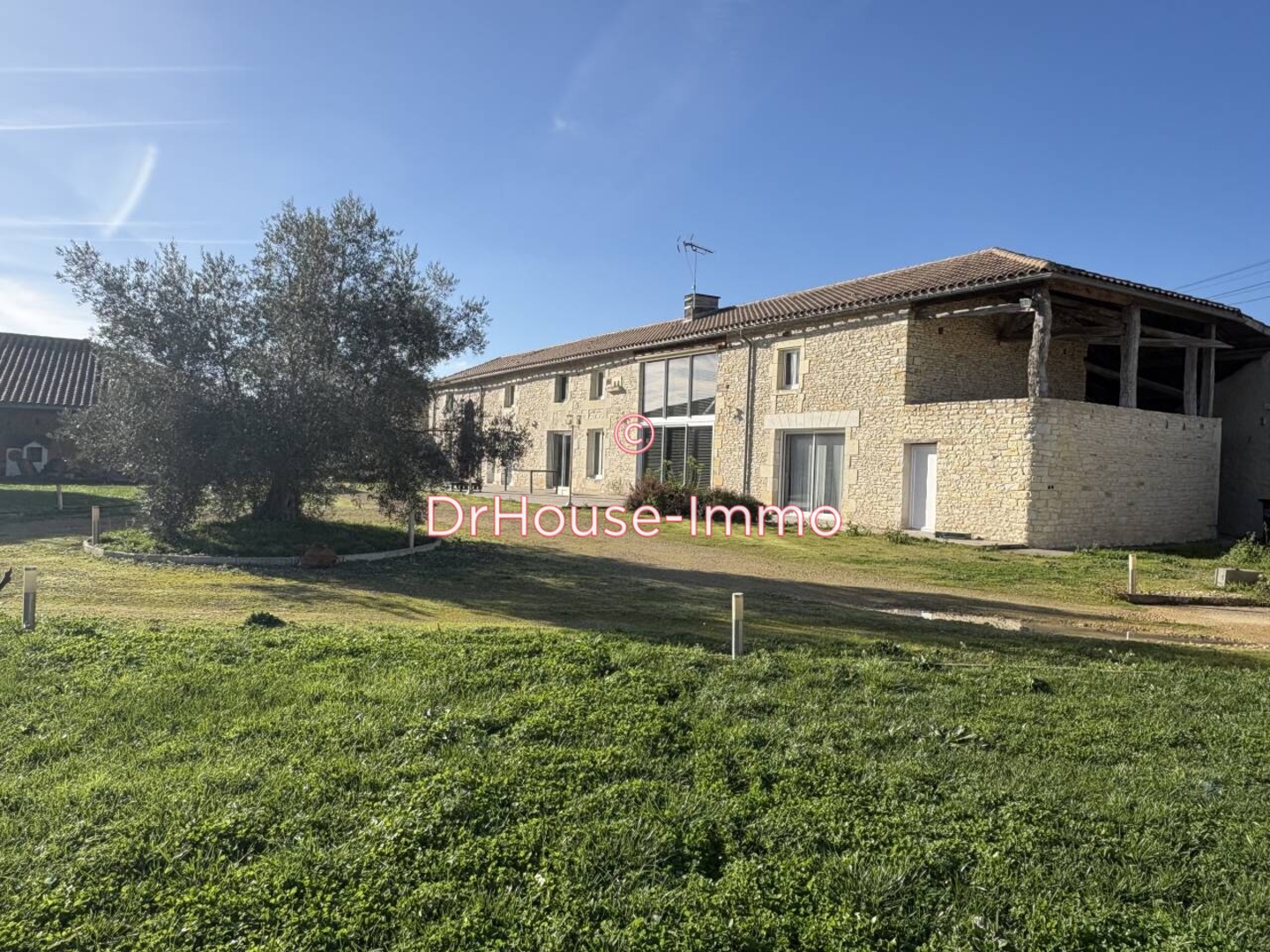 Maison 7 pièces de 325 m² - Champigny en rochereau (86170)