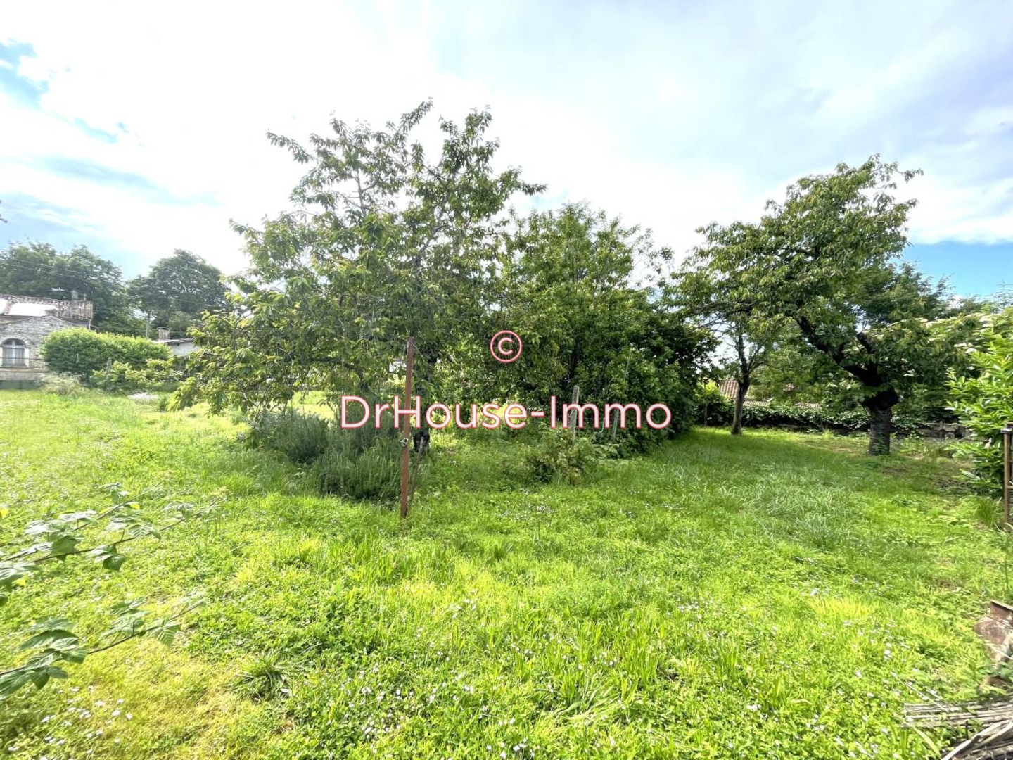 Terrain de 881 m² - Vouillé (86190)