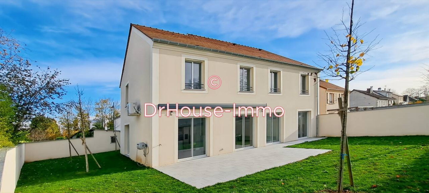 Maison 7 pièces de 225 m² - Brie-Comte-Robert (77170)