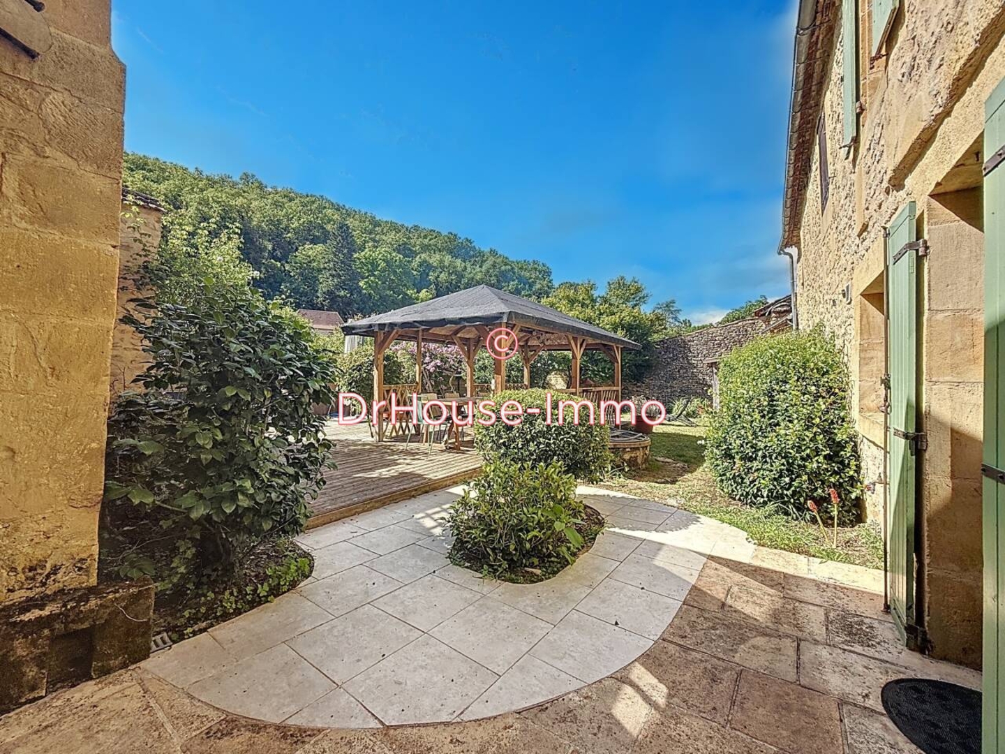 Maison 10 pièces de 240 m² - Mauzac-et-Grand-Castang (24150)