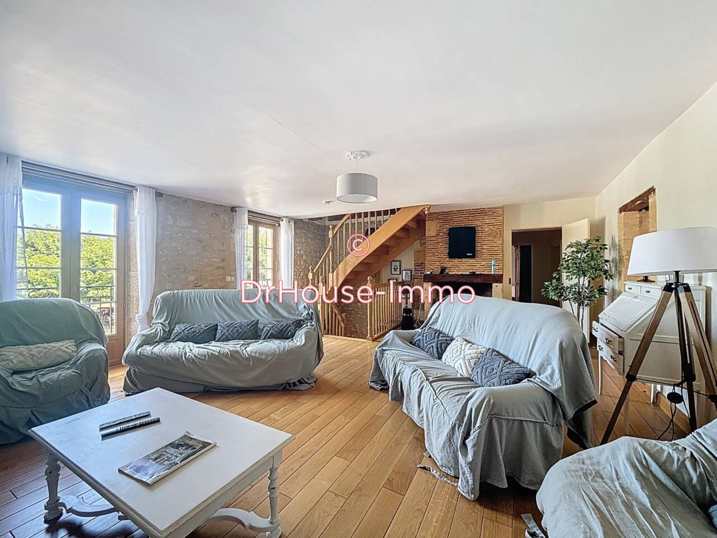 Maison 10 pièces de 240 m² - Mauzac-et-Grand-Castang (24150)