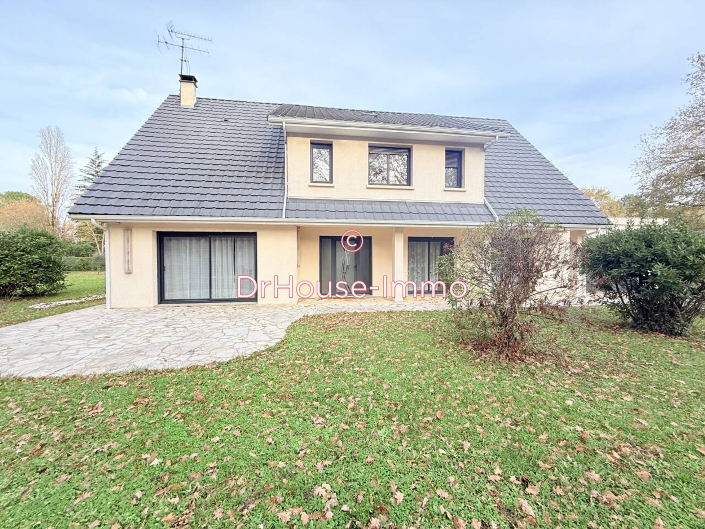 Maison 8 pièces de 300 m² - Le Pian-Médoc (33290)