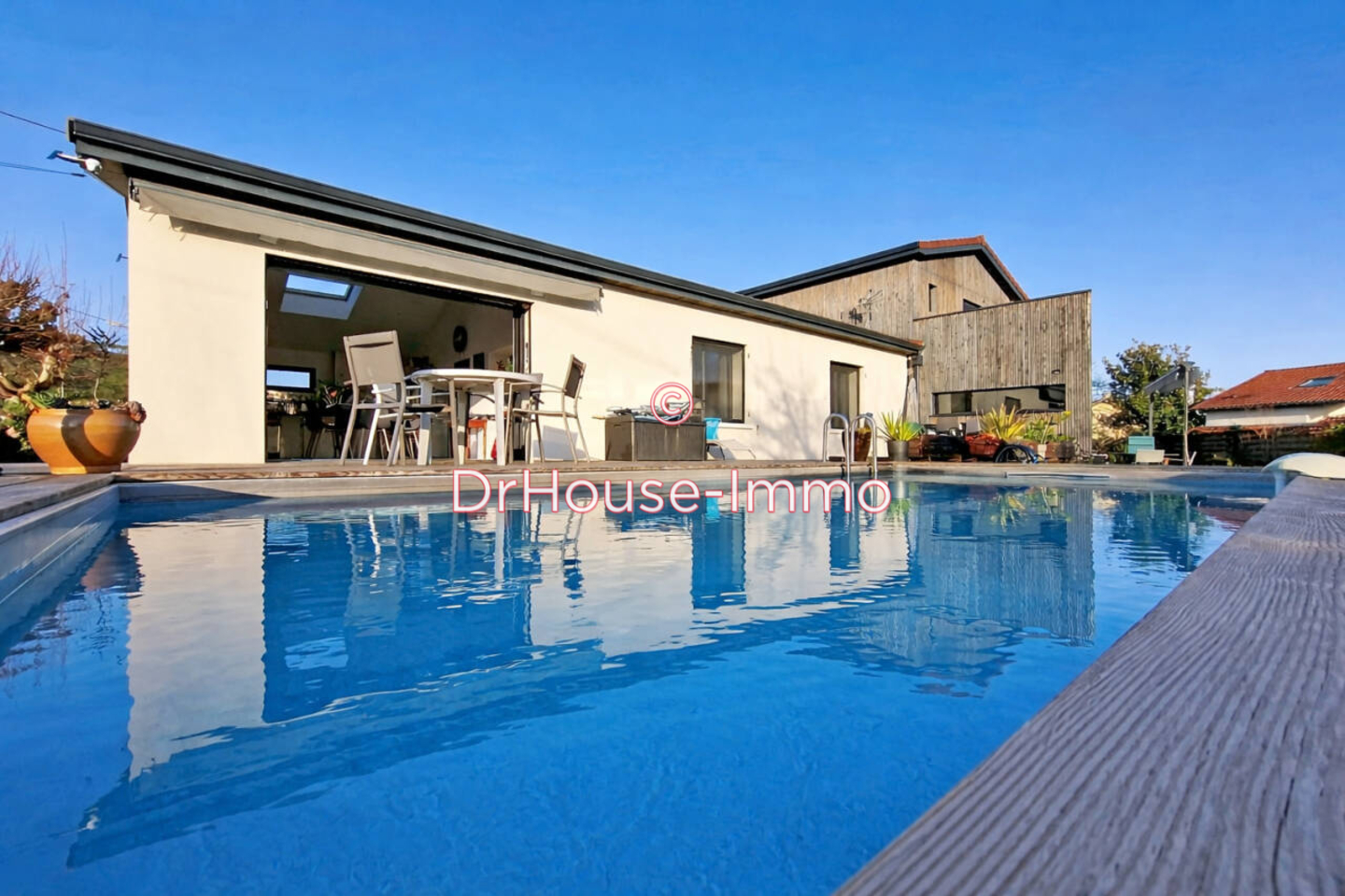 Maison 8 pièces de 245 m² - Beynost (01700)