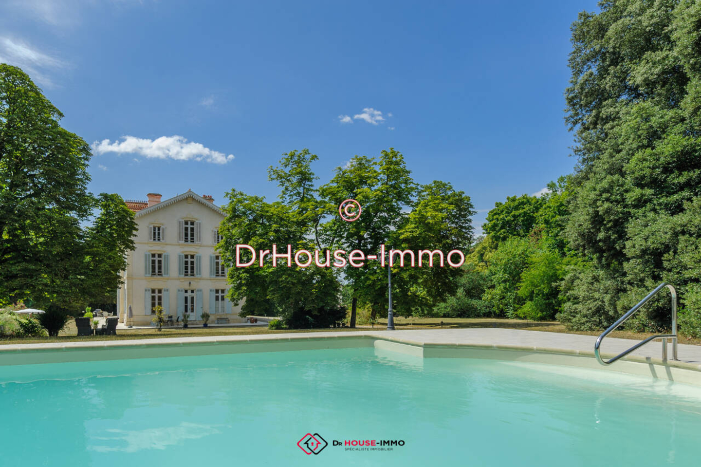 Maison 13 pièces de 341 m² - Saint-Jean-d'Angély (17400)