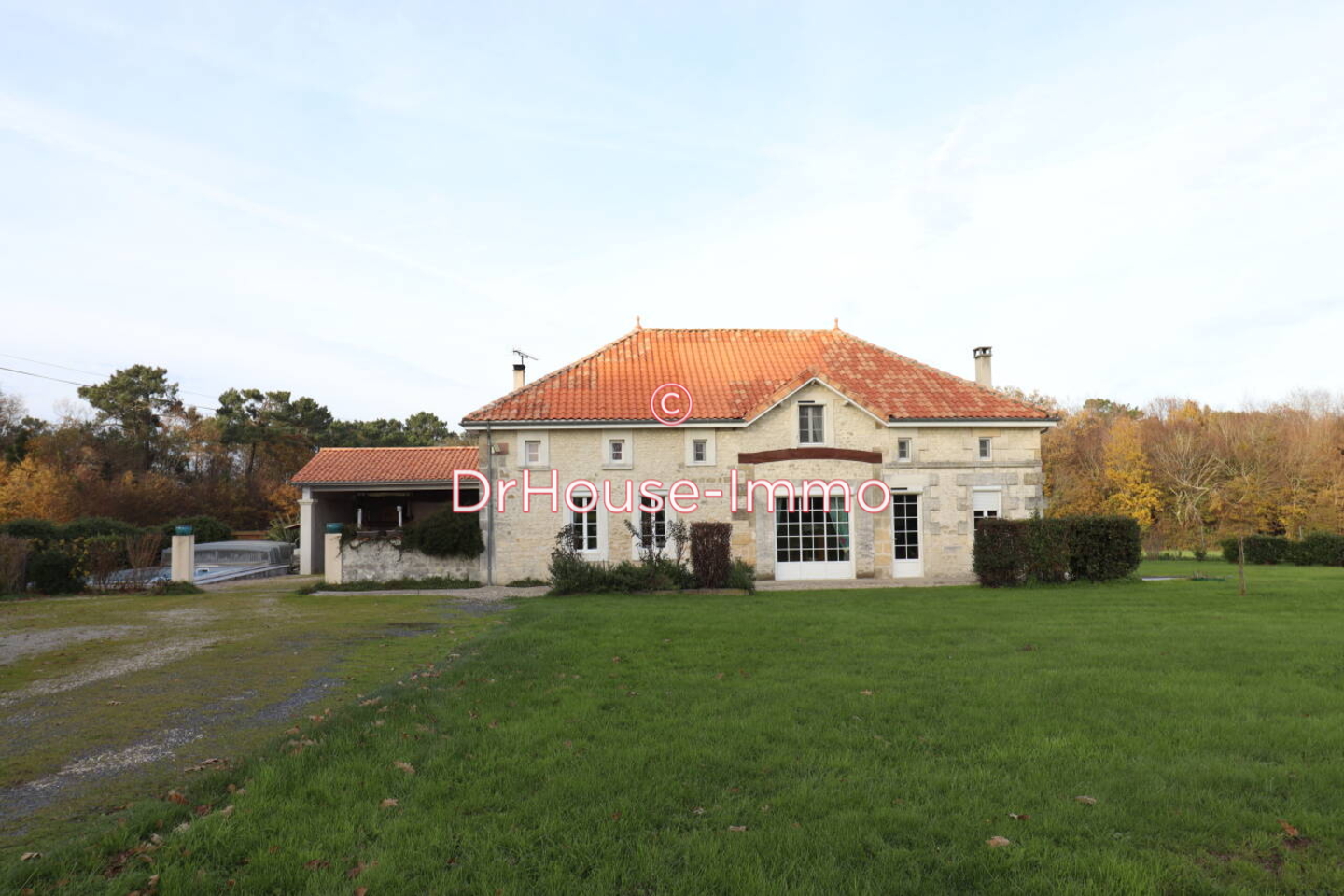 Maison 8 pièces de 279 m² - Villexavier (17500)