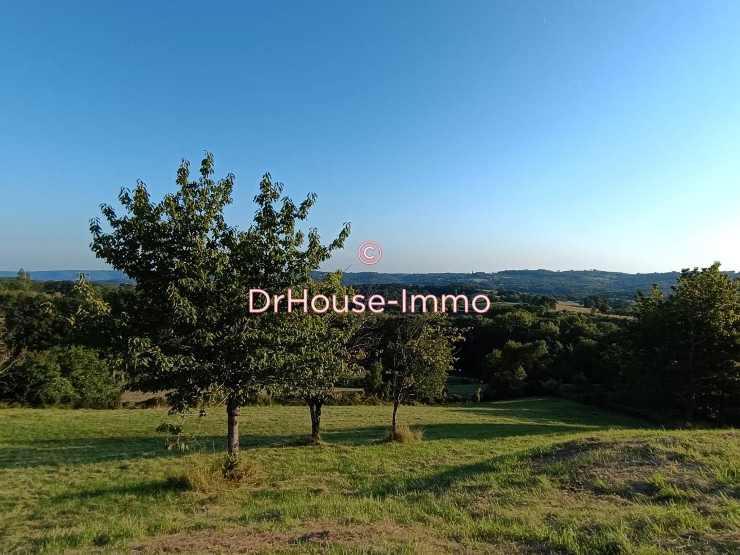 Terrain de 4 335 m² - Perpezac-le-Blanc (19310)