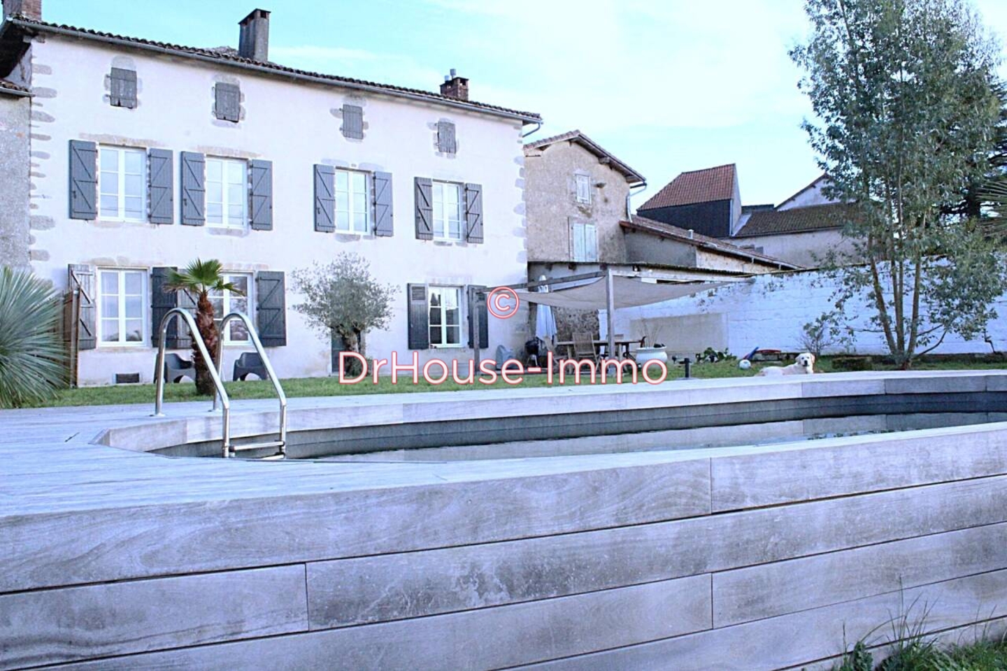 Maison 9 pièces de 311 m² - Confolens (16500)