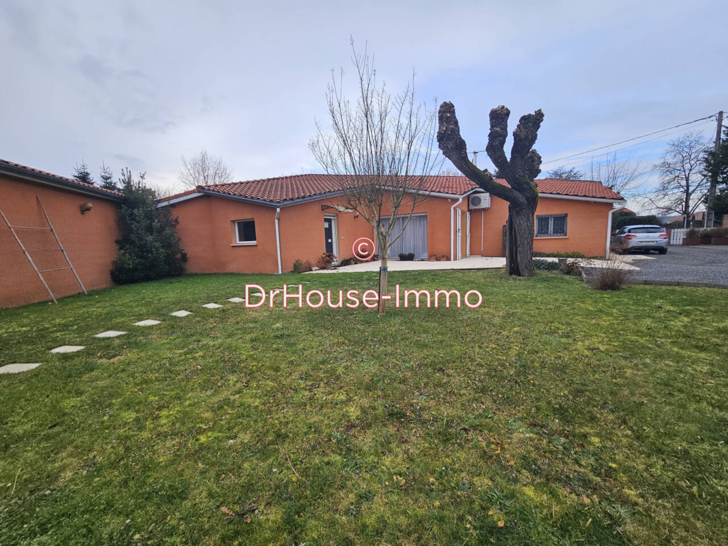 Maison 8 pièces de 225 m² - Laboutarie (81120)