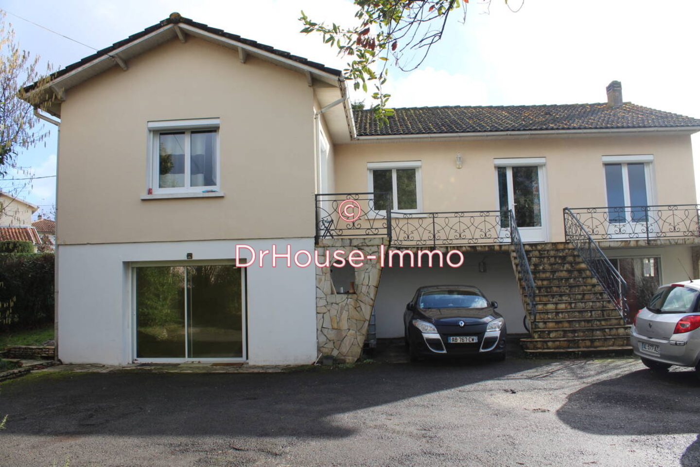 Maison 10 pièces de 250 m² - La Couronne (16400)