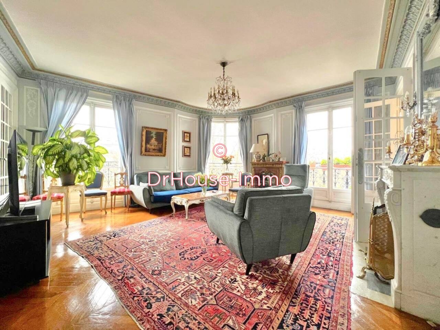 Appartement 6 pièces de 156 m² - Paris (75010)