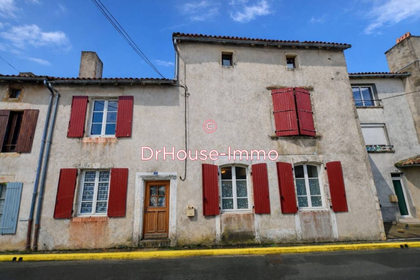 Maison 7 pièces de 237 m² - Civray (86400)