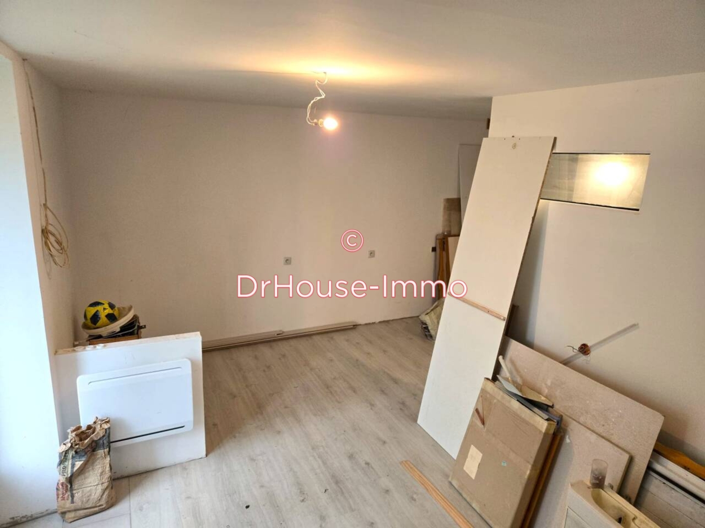 Maison 7 pièces de 140 m² - Neuville-de-Poitou (86170)