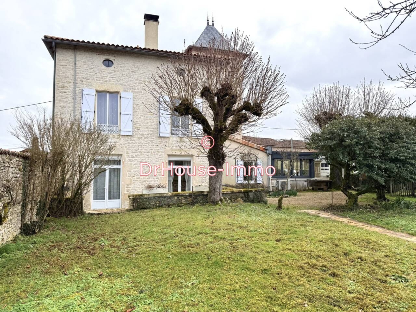 Maison 6 pièces de 170 m² - Ruffec (16700)