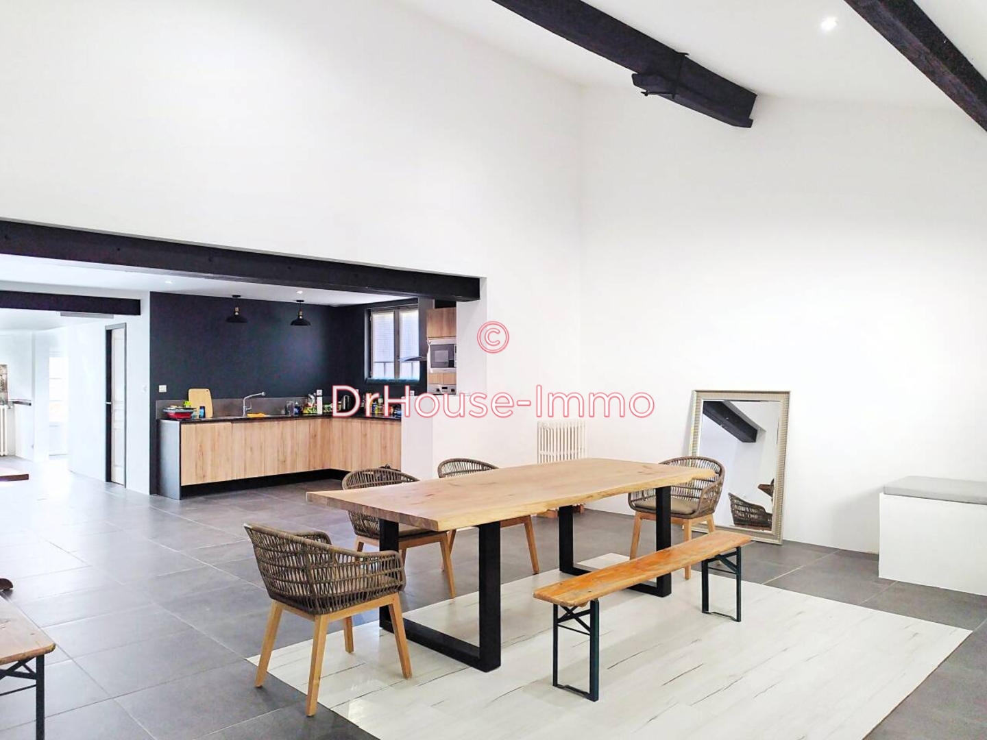 Maison 6 pièces de 224 m² - Bourg (33710)