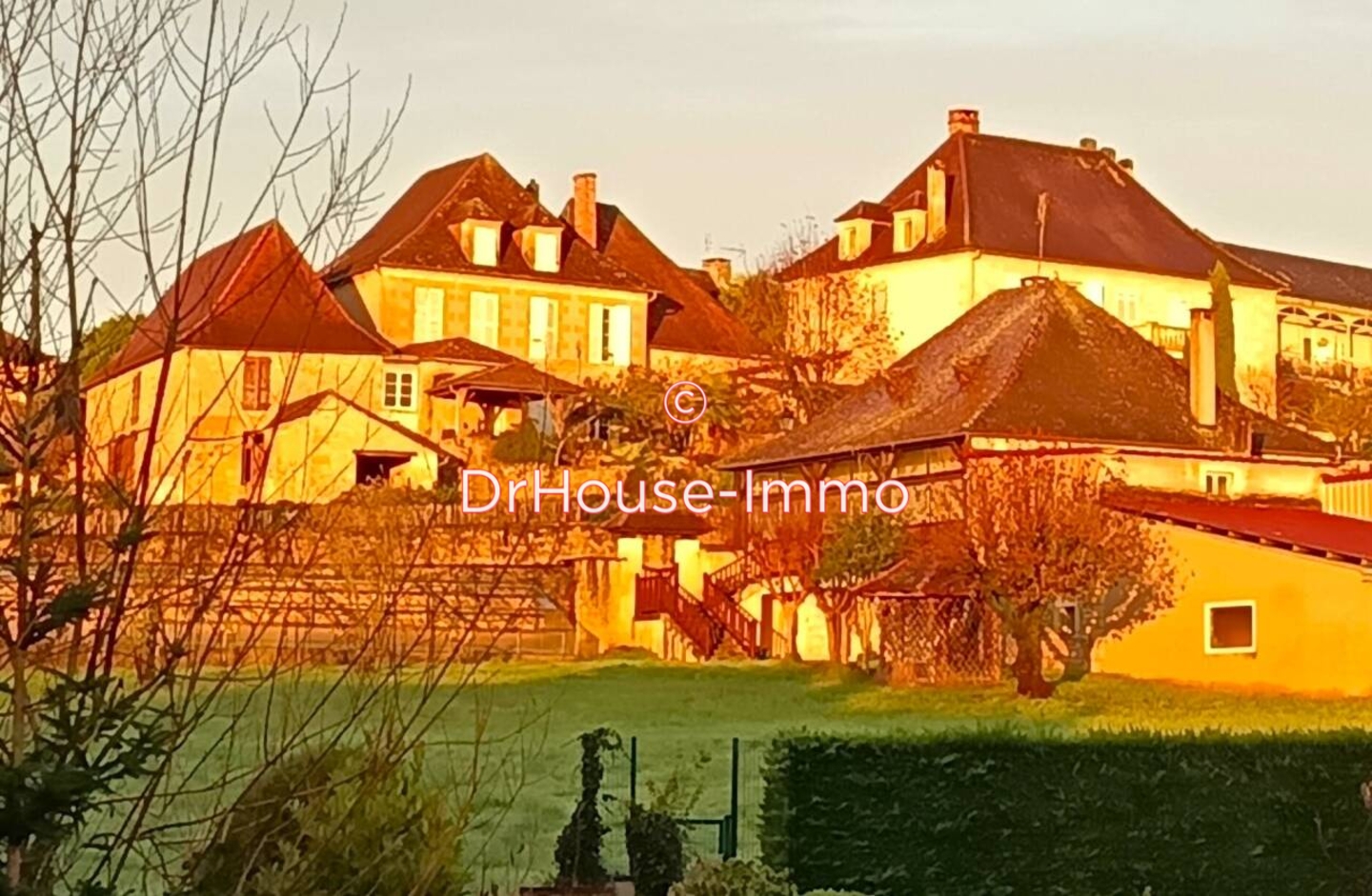 Immeuble 12 pièces de 400 m² - Excideuil (24160)