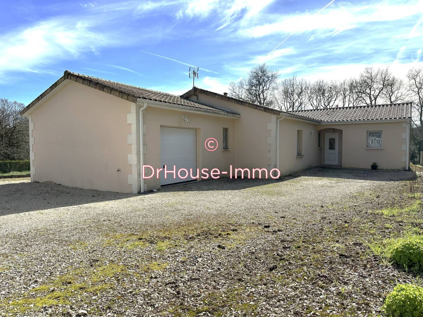 Maison 4 pièces de 141 m² - Saint-Cybardeaux (16170)