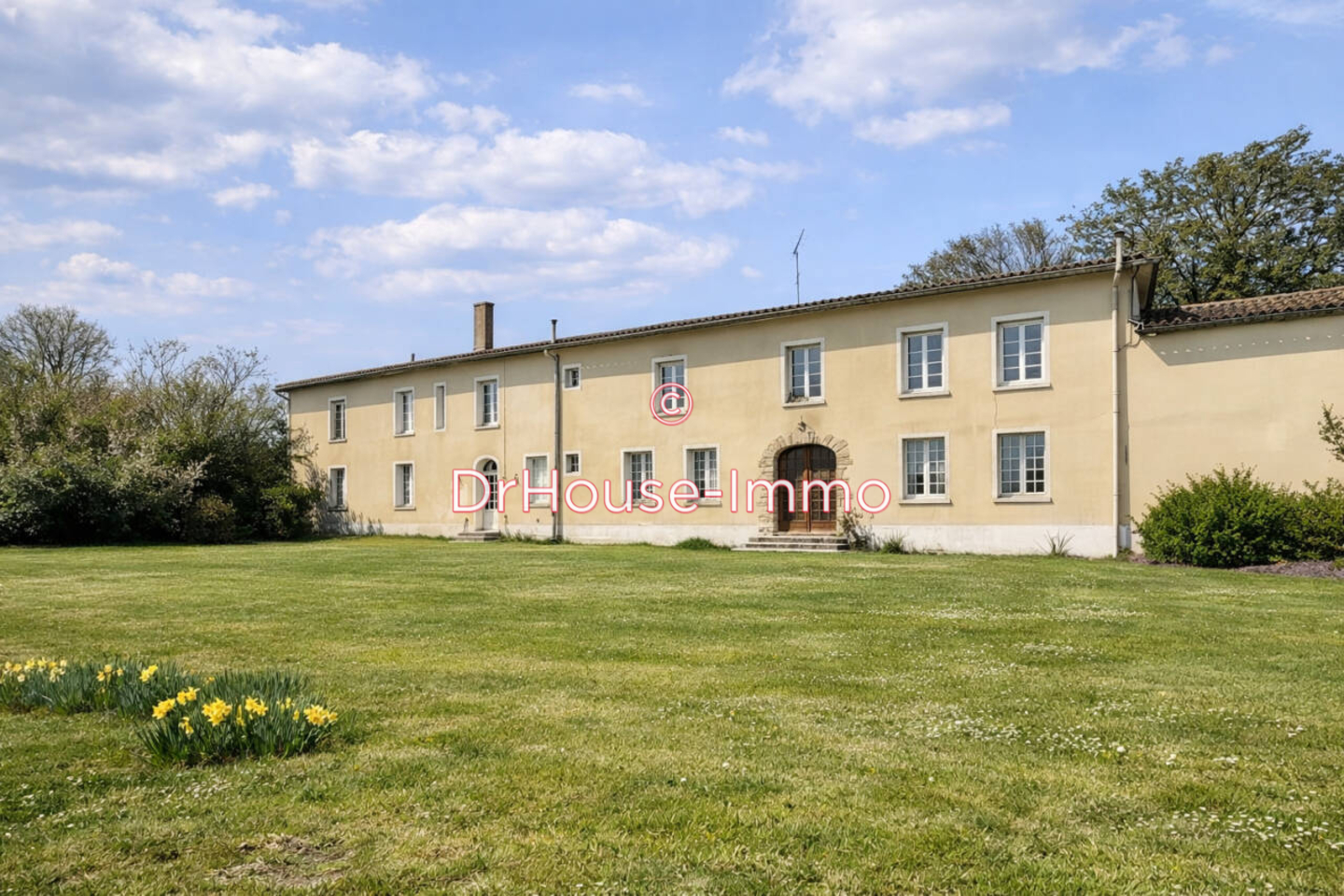 Maison 12 pièces de 320 m² - Genac (16170)