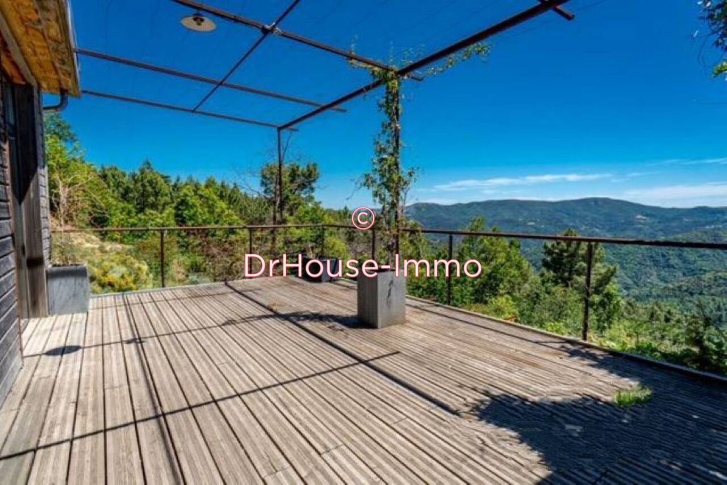 Maison 6 pièces de 170 m² - Saint-Michel-de-Chabrillanoux (07360)