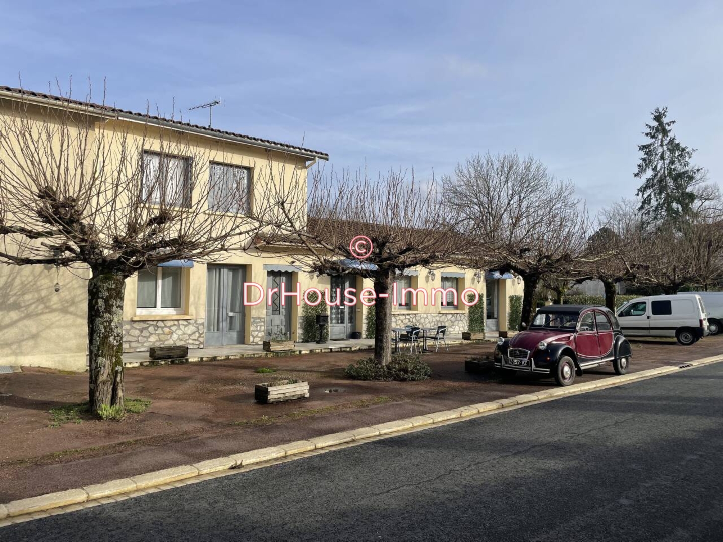 Maison 14 pièces de 428 m² - Saint-Romain (16210)