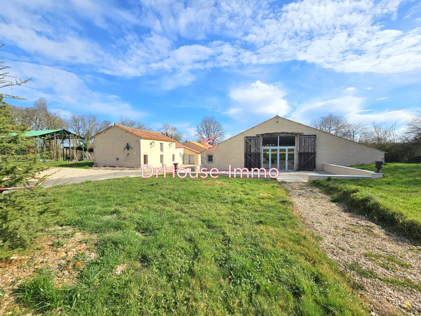 Maison 9 pièces de 230 m² - Pindray (86500)