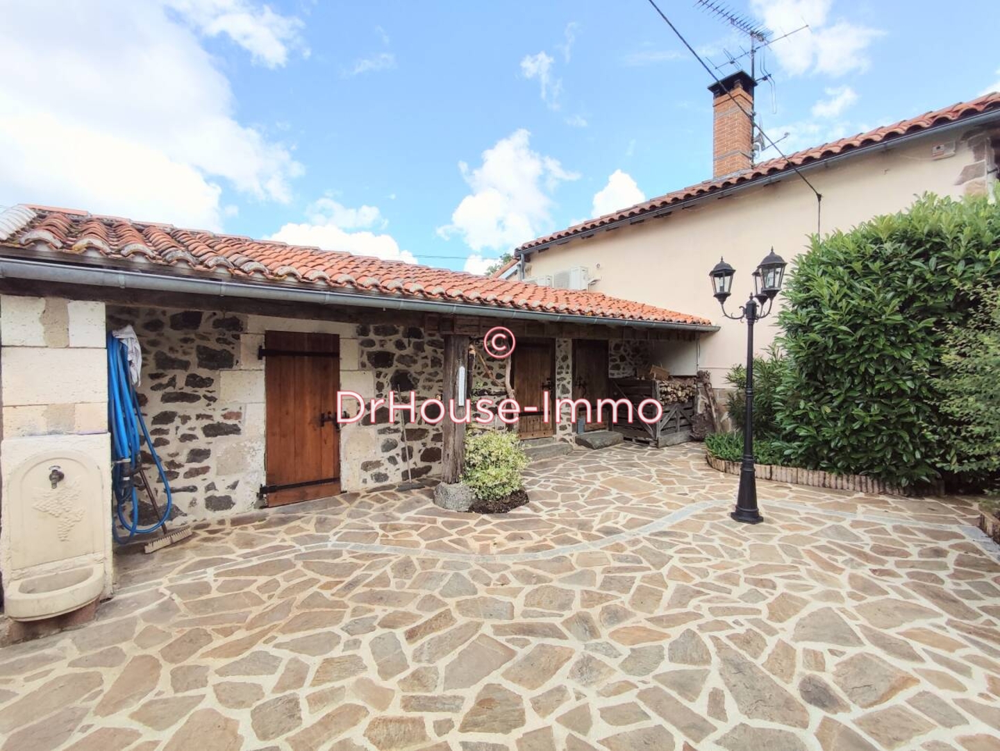 Maison 6 pièces de 132 m² - Oradour-Fanais (16500)