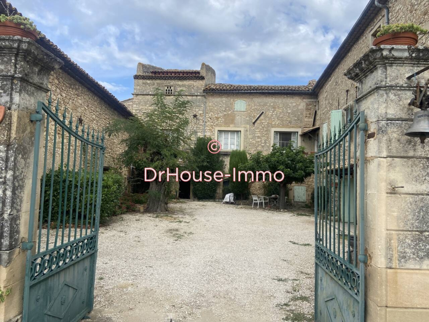 Maison 8 pièces de 370 m² - Orsan (30200)