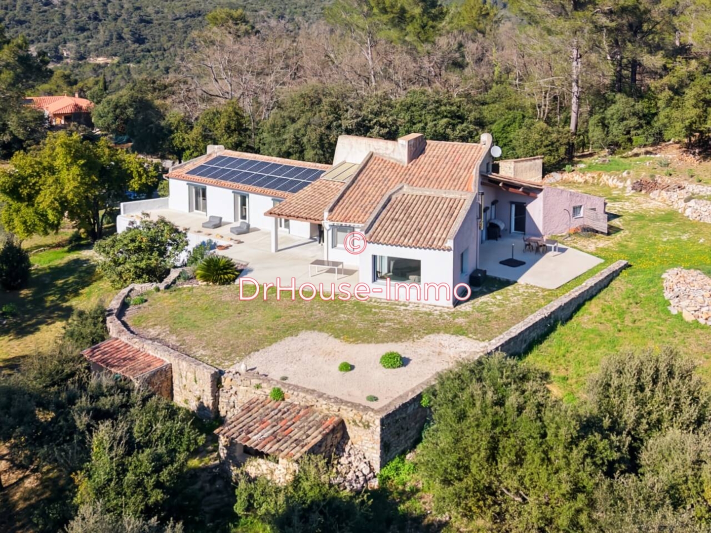 Maison 6 pièces de 170 m² - Méounes-lès-Montrieux (83136)