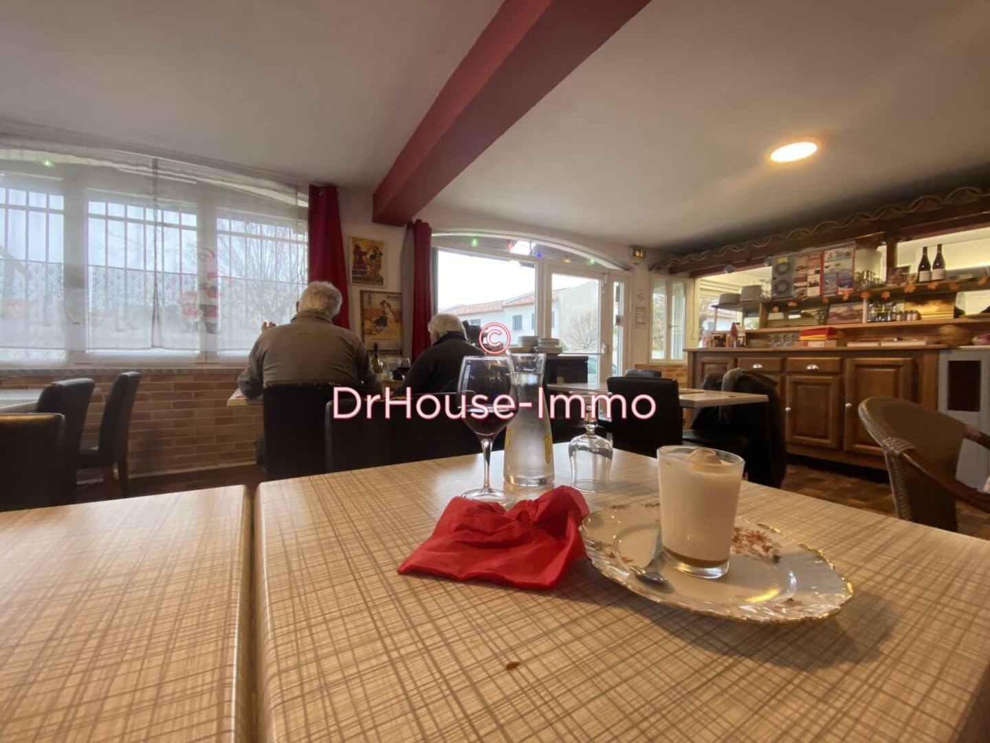 Commerce 1 pièce de 75 m² - Saintes-Maries-de-la-Mer (13460)