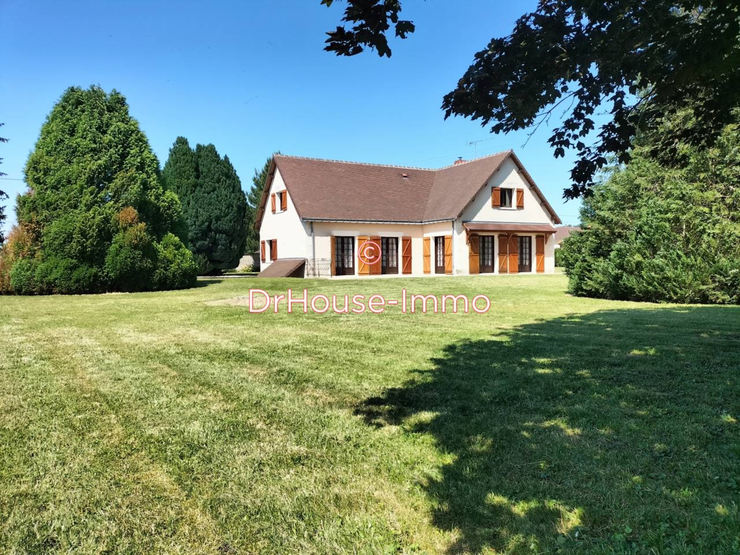 Maison 10 pièces de 219 m² - Les Ormes (86220)