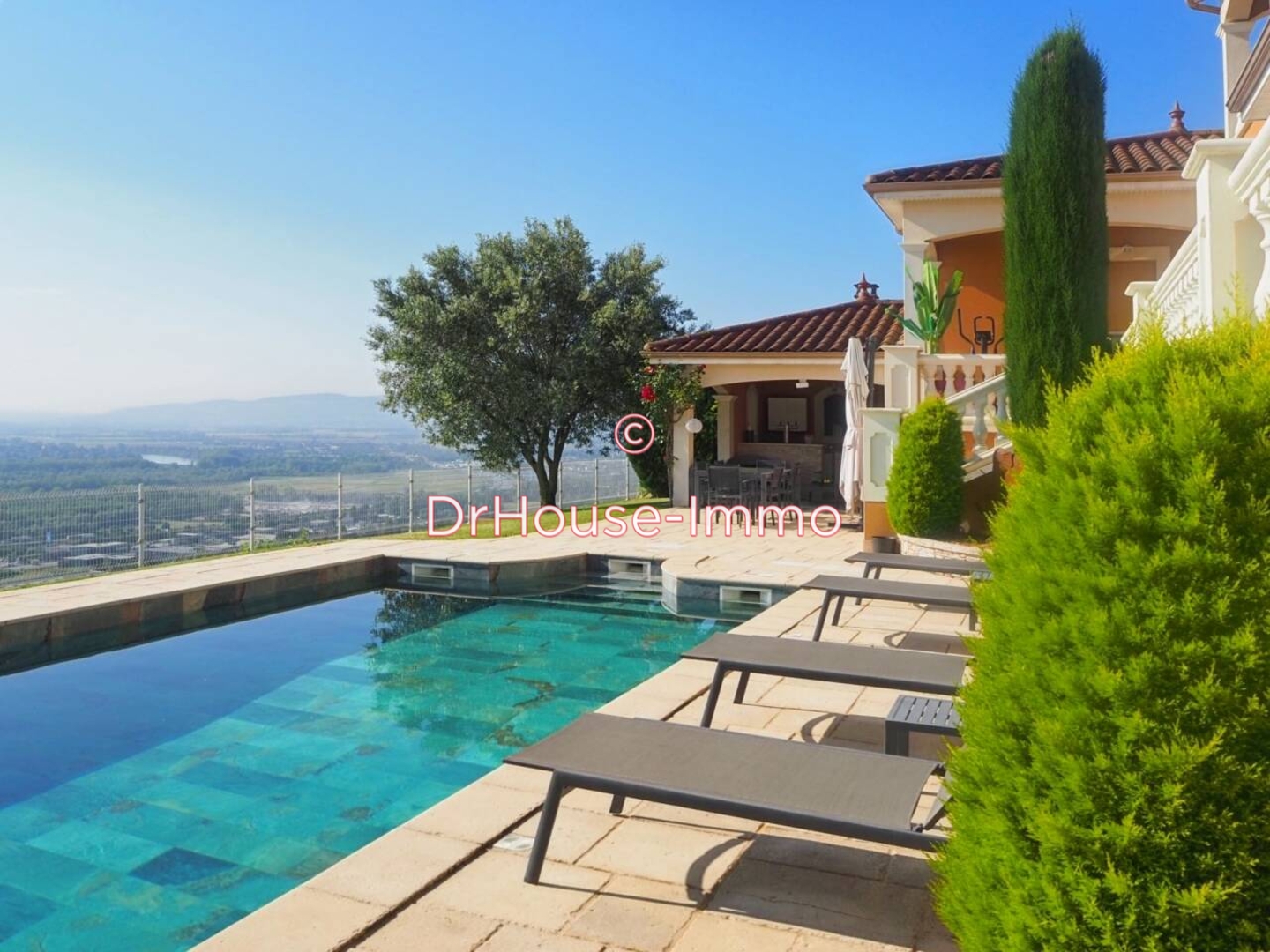 Maison 6 pièces de 193 m² - Pommiers (69480)