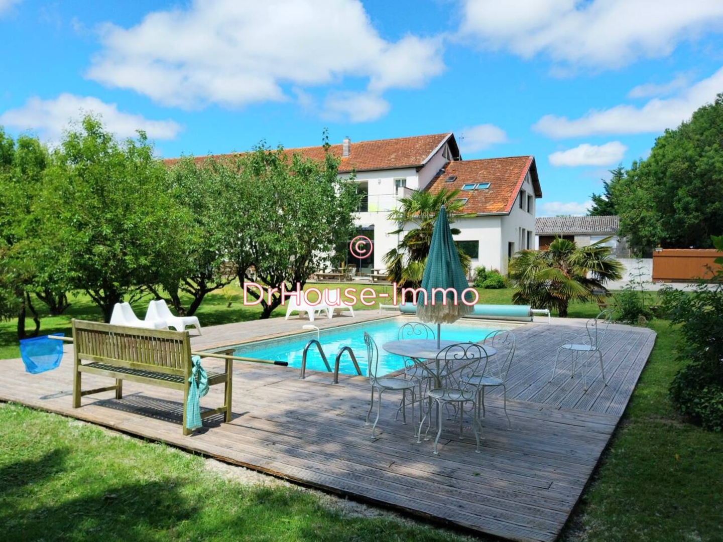 Maison 10 pièces de 291 m² - Vérines (17540)