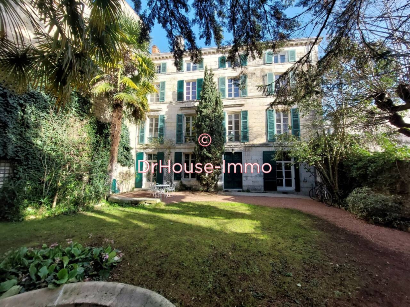 Maison 10 pièces de 290 m² - Niort (79000)