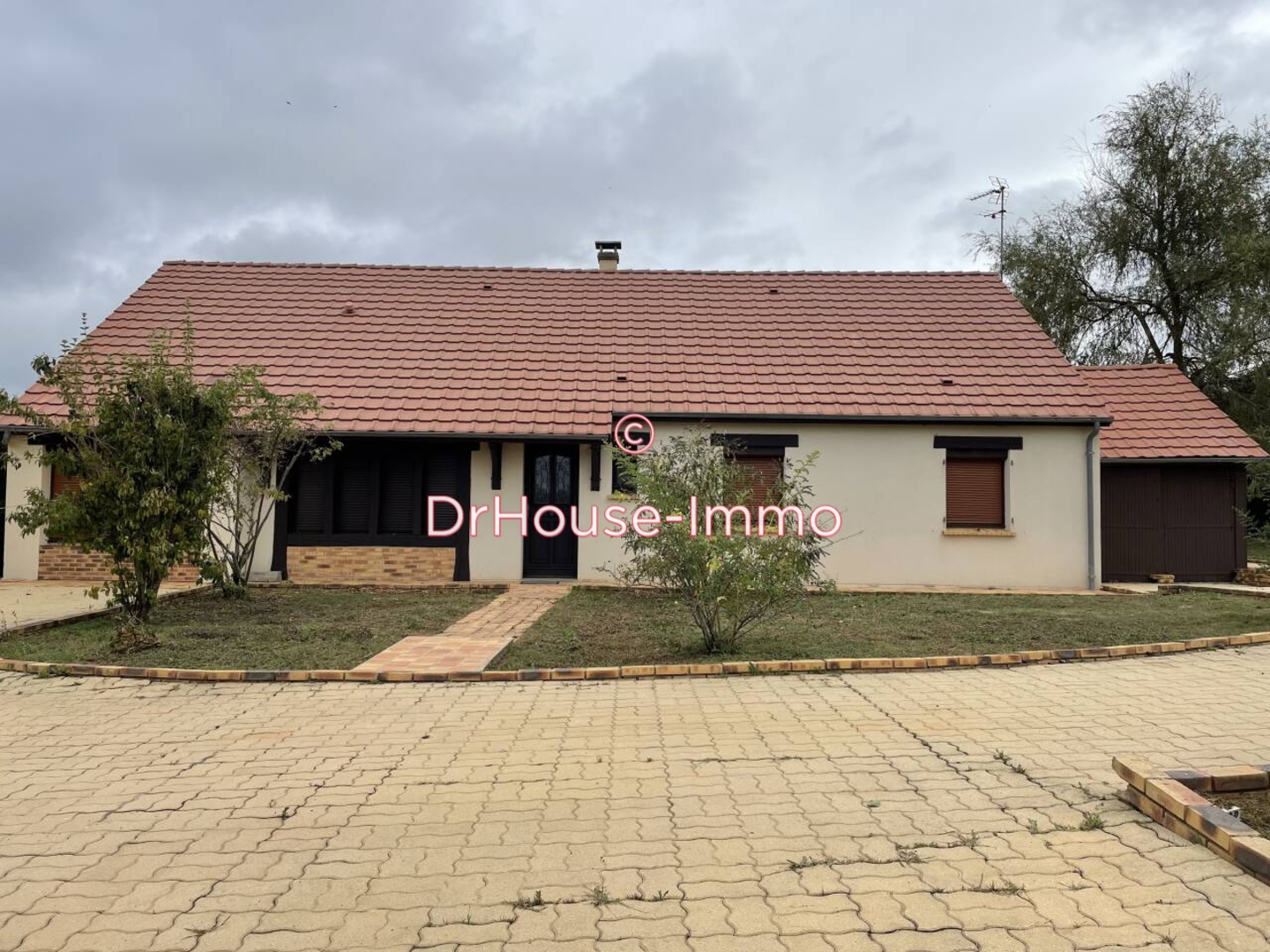 Maison 7 pièces de 205 m² - Saint-Éloy-de-Gy (18110)