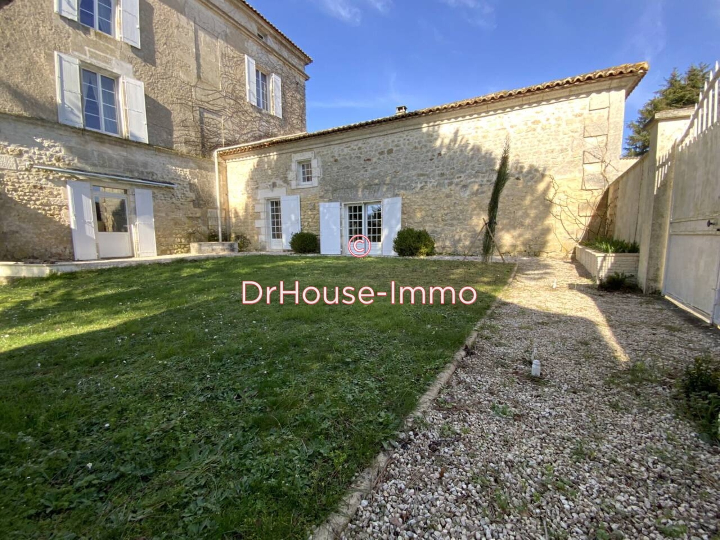 Maison 9 pièces de 285 m² - Dignac (16410)