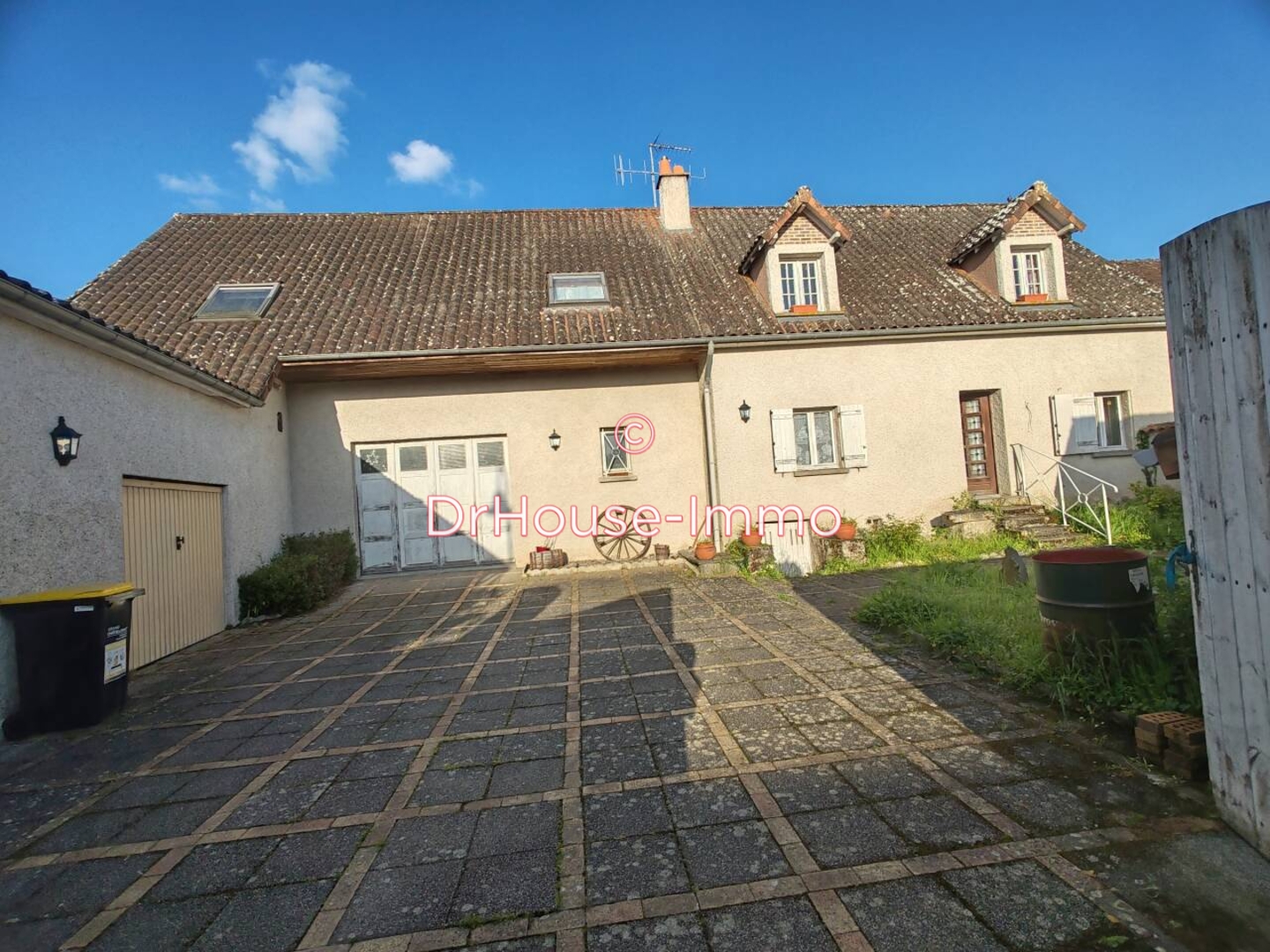 Maison 9 pièces de 228 m² - Les Ormes (86220)