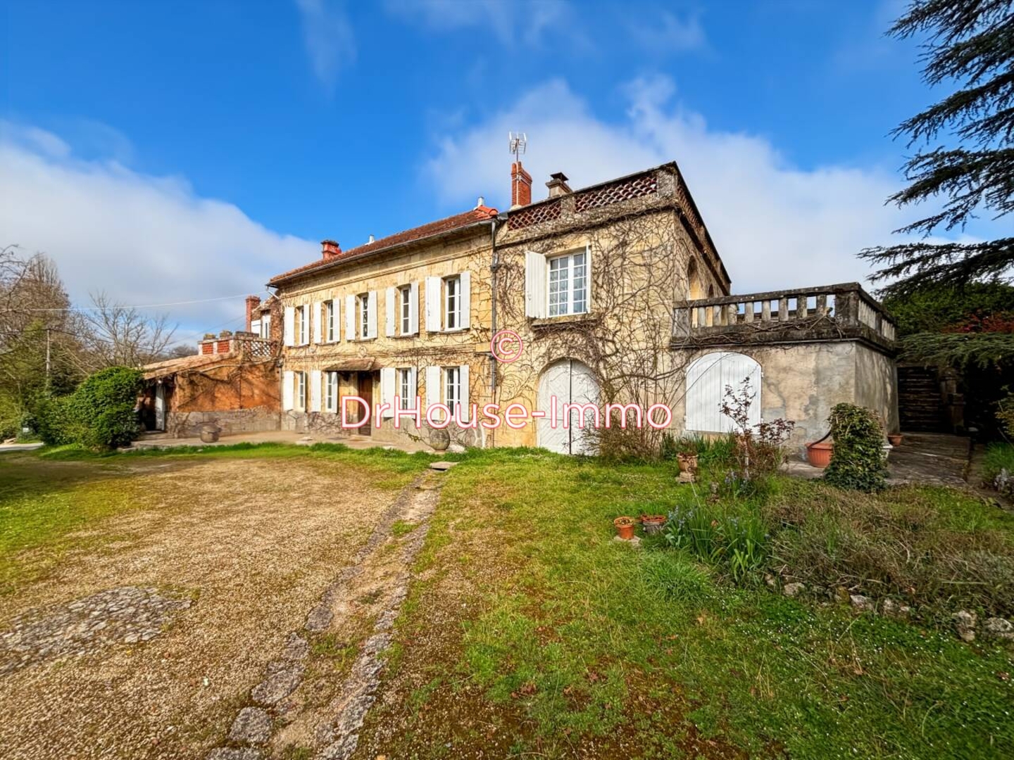 Maison 6 pièces de 241 m² - Targon (33760)