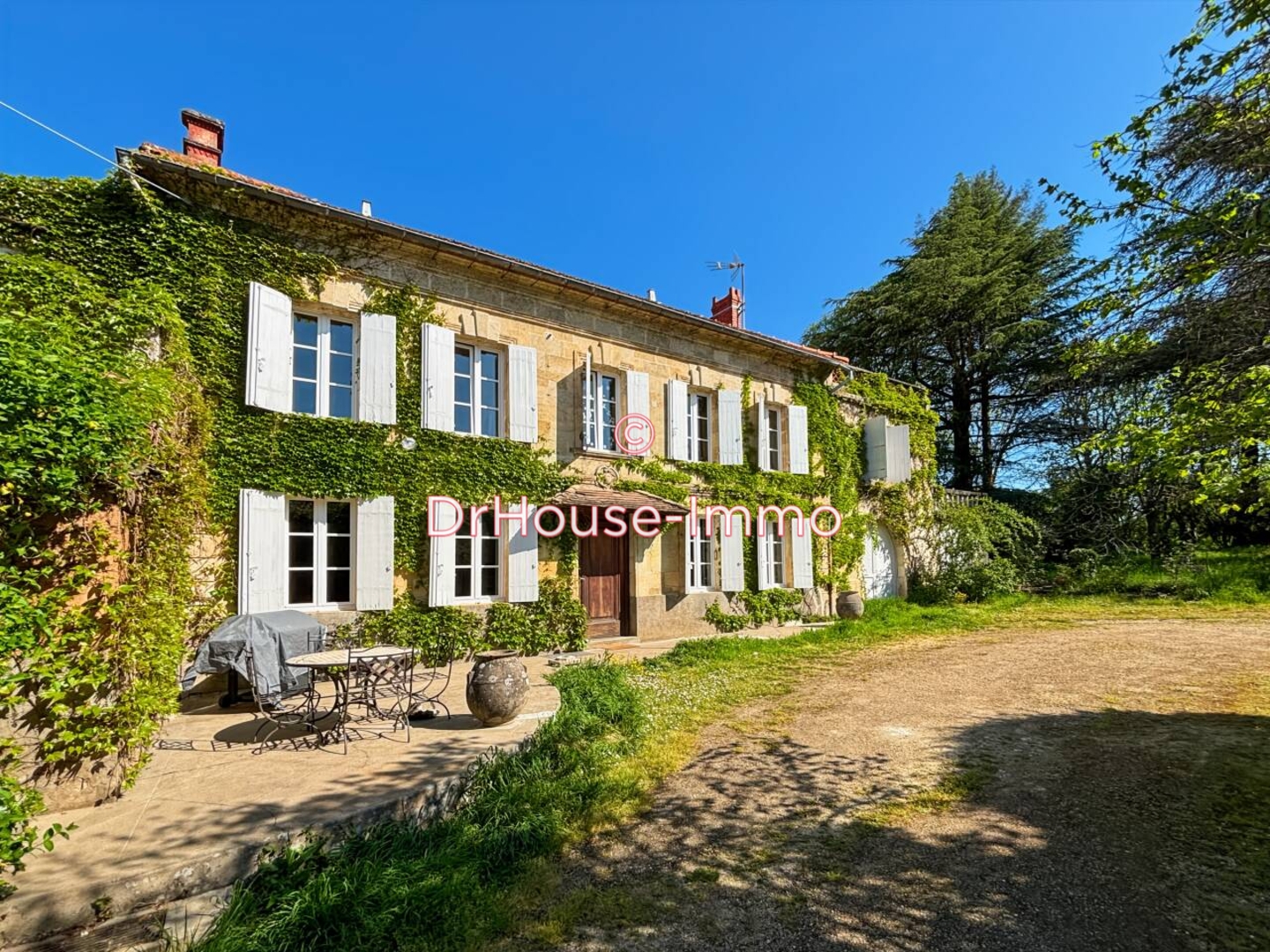 Maison 6 pièces de 241 m² - Targon (33760)