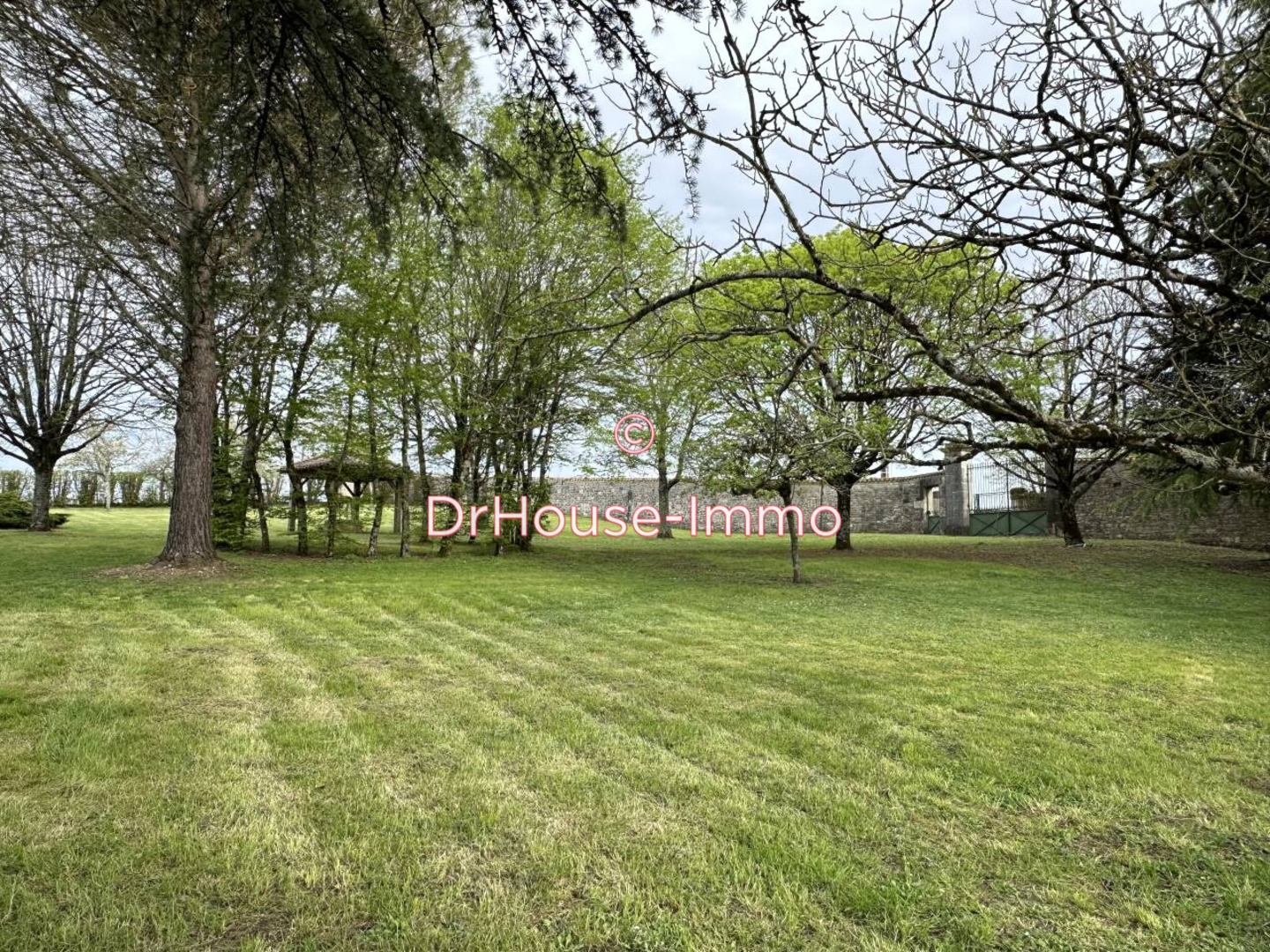 Terrain de 2 705 m² - Rouillac (16170)