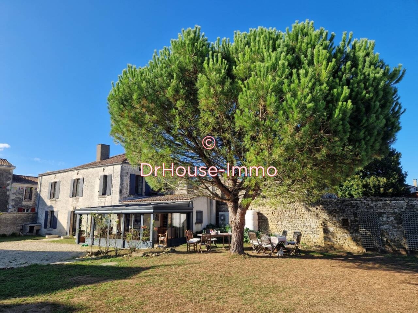 Maison 11 pièces de 312 m² - Ardin (79160)