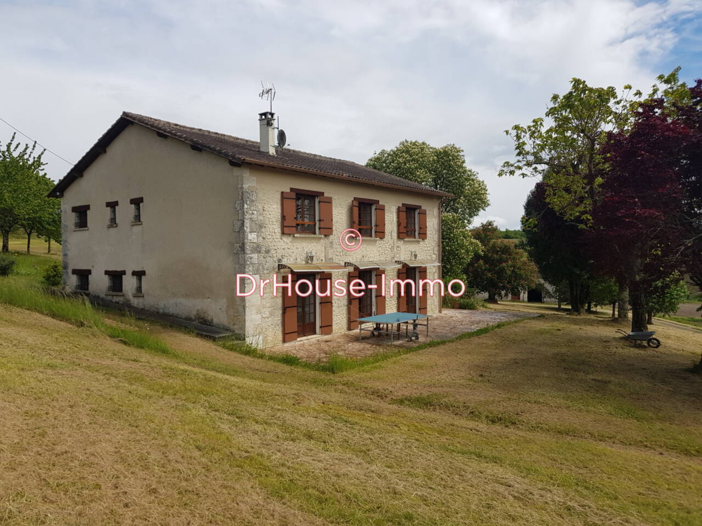 Maison 8 pièces de 215 m² - Mensignac (24350)